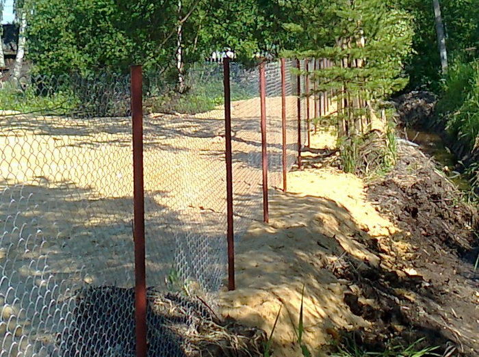 Do-it-yourself fence from a chain-link mesh